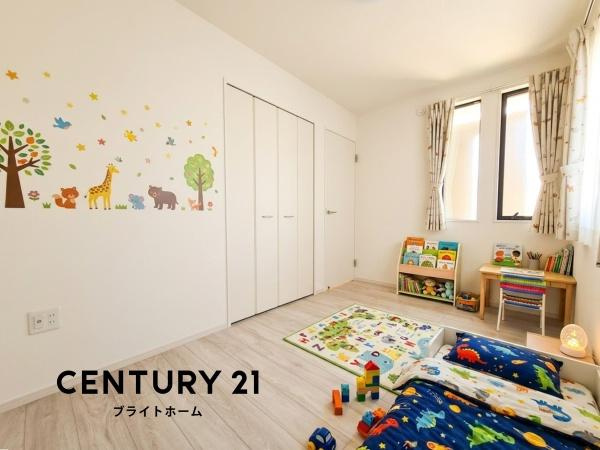 川崎市川崎区鋼管通３丁目の新築一戸建の洋室|クローゼットもあるので収納にも困りません！
荷物が多い方にも安心です。
※家具等はＣＧでの参考レイアウトです。