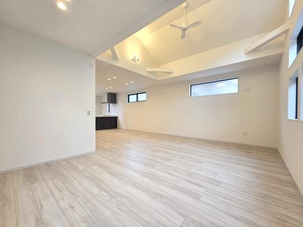 川崎市川崎区鋼管通３丁目の新築一戸建の居間・リビング|自慢したくなるリビング！
形も良く家具の配置にも困りません。