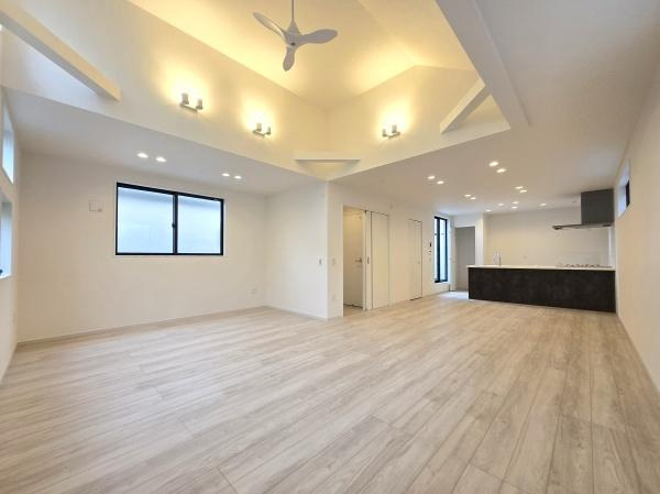 川崎市川崎区鋼管通３丁目の新築一戸建の居間・リビング|家族が自然と集まるリビングは
落ち着きのある空間です♪