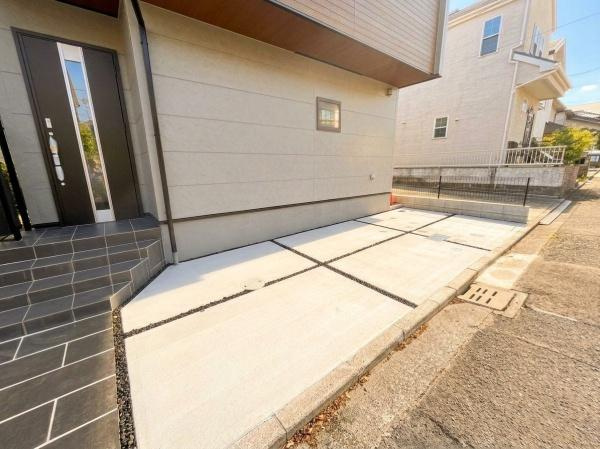 【駐車場】 | 広々とした駐車スペース♪
