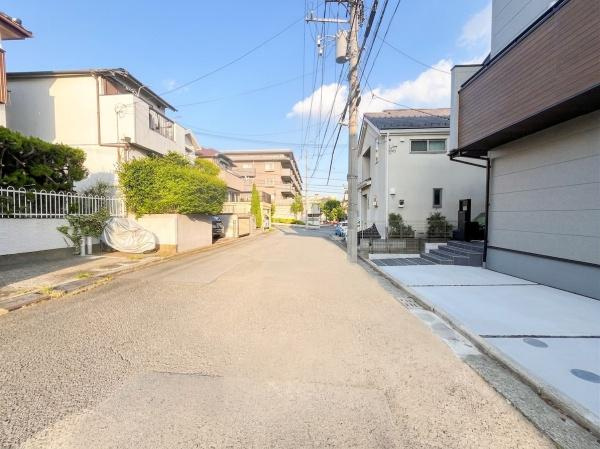 横浜市青葉区新石川４丁目の新築一戸建の前面道路含む現地写真|閑静な住宅街
落ち着いた雰囲気と、心地の良い住環境