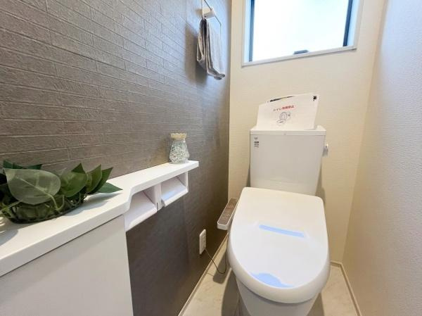 横浜市青葉区新石川４丁目の新築一戸建のトイレ|すっきりとしたデザインのトイレ空間。シンプルにまとめられた室内は、掃除のしやすさにも優れています。