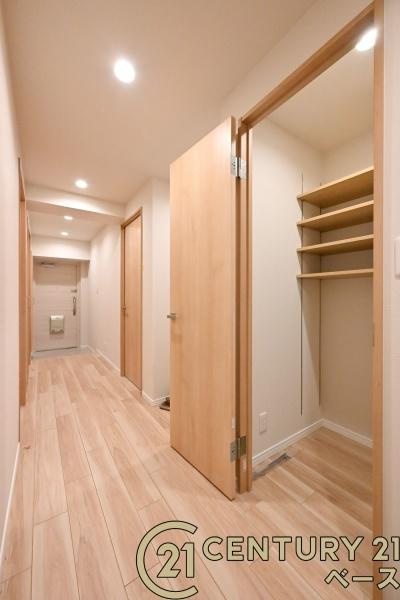 ダイアパレス大和八木の内装|■現地撮影写真■１階廊下部分にも収納スペース完備！