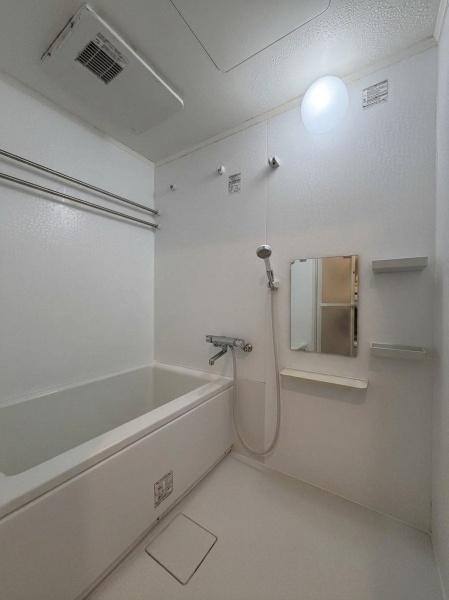 中板橋花井ローヤルコーポの浴室|ボタン操作で簡単に温度やお湯張りを調整でき、快適でスムーズなバスタイムを実現します。