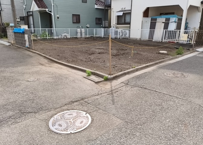 【前面道路含む現地写真】 | 住宅用の土地では前面道路に2m以上接していなければならないと法律で定められています。しかし、お持ちの車のサイズやライフスタイルなどにより、2mでは利便が悪い場合もございますので、事前に確認しましょう。