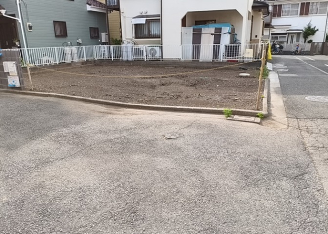 【前面道路含む現地写真】 | お持ちの車種によっては前面道路が広い方が便利でしょう。しかし、前面道路が広ければその分交通量が多くなるため、騒音などが気になる場合があります。実際に現地を見学し、周辺交通量や騒音などを確認しましょう！