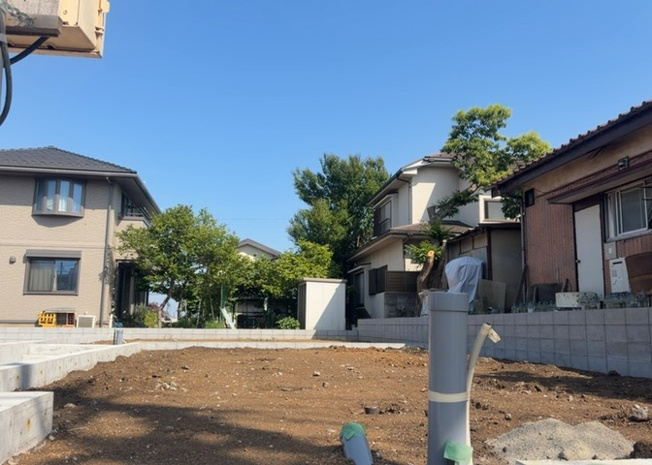【バルコニー】 | バルコニーは、室外の専用スペースのうち、「屋根がなく開放された空間」であるものを指します。ベランダより広いタイプのものが多く、日当たりもよいため家庭菜園などを楽しみたい人にとって適した環境となります。