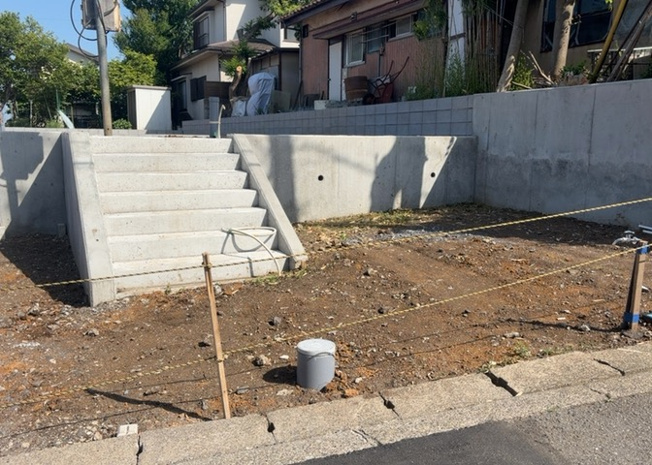 【外観】 | 現地に行くなら、物件の周囲の地形がどうなっているかを見ることも大切です。周辺より低くなっている土地では、大雨などで水が集まりやすいため、地盤が弱くなっているということも考えられるため、注意が必要です。