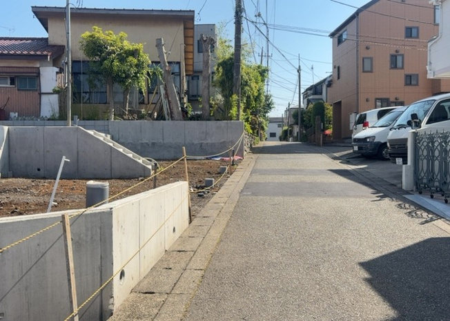 【前面道路含む現地写真】 | 道幅が狭い場所は比較的土地の値段が低いことが多く、また交通量が少ないため騒音が少なく静かな環境で過ごせます。また、小さいお子様がいるご家庭も安心です。一方で車の駐車が難しいというデメリットもあります。