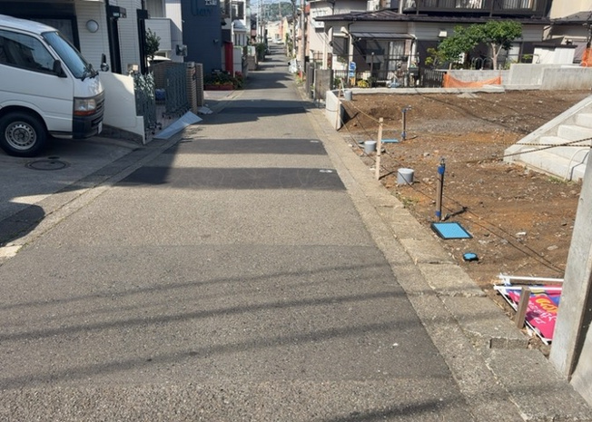 【前面道路含む現地写真】 | 道幅が広い場所は日当たりや風通が良好です。幅が広いのですれ違いも可能ですし大きな車でも駐車可能！一方で、大型車が通ることも多くなるため交通量の増加により騒音に繋がります。また土地の値段が高くなります。