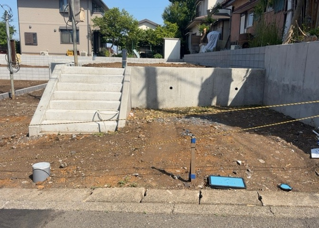 【外観】 | 現在は更地となっています。現地をご見学に行く際は、道路の幅や周辺の交通量、施設などをご確認頂くことをおすすめします！ある程度イメージをつけたいという場合は、同売主の施工事例や完成パースもお見せします。