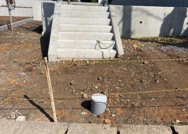 【庭】 | 庭のある家に住むことのメリットとして、子どもたちの遊び場を確保できること、ガーデニングや家庭菜園を楽しめること、明るさを確保できることがあります。また、配置を工夫することでプライバシーが確保できます。