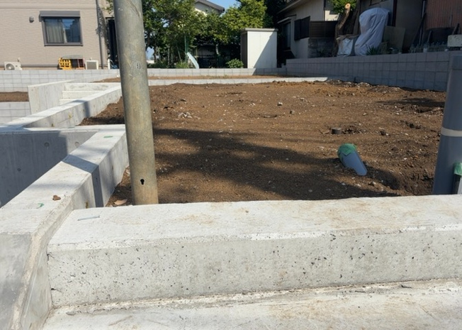 【玄関】 | 玄関は、狭すぎると複数人で使いにくく、広すぎても無駄な空間になりがちです。最低2畳を目安にして、家の広さとの兼ね合いや家族の人数を考慮して決めるとよいでしょう。現地を見学して快適な玄関を選びましょう！