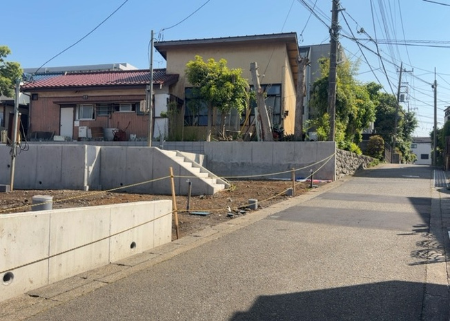 【前面道路含む現地写真】 | 住宅用の土地では前面道路に2m以上接していなければならないと法律で定められています。しかし、お持ちの車のサイズやライフスタイルなどにより、2mでは利便が悪い場合もございますので、事前に確認しましょう。