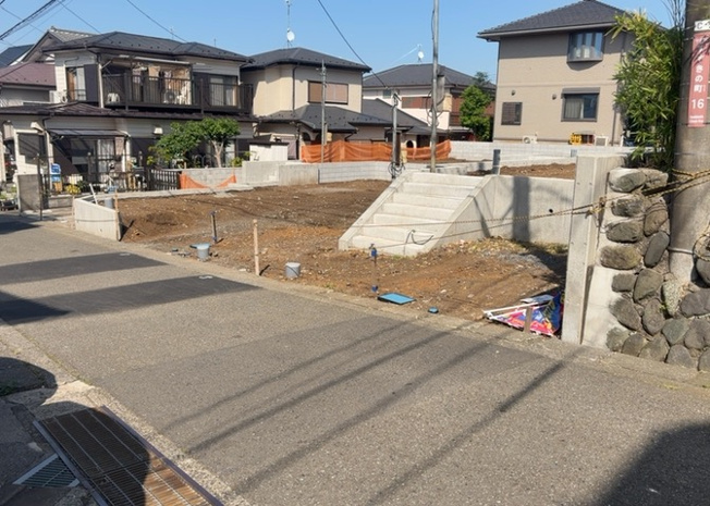 【前面道路含む現地写真】 | お持ちの車種によっては前面道路が広い方が便利でしょう。しかし、前面道路が広ければその分交通量が多くなるため、騒音などが気になる場合があります。実際に現地を見学し、周辺交通量や騒音などを確認しましょう！