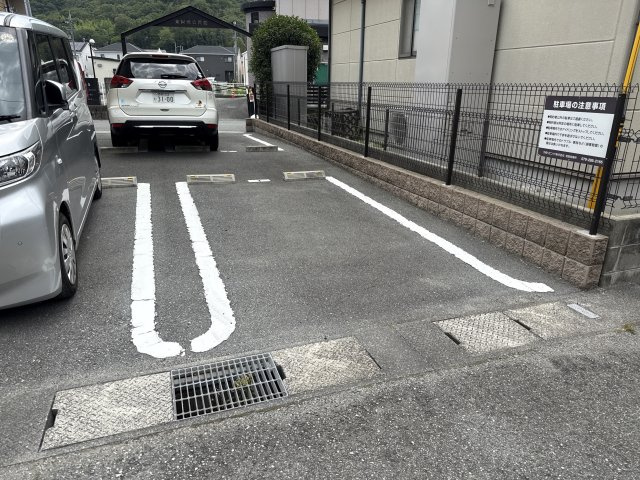 ブライト仁壽の駐車場