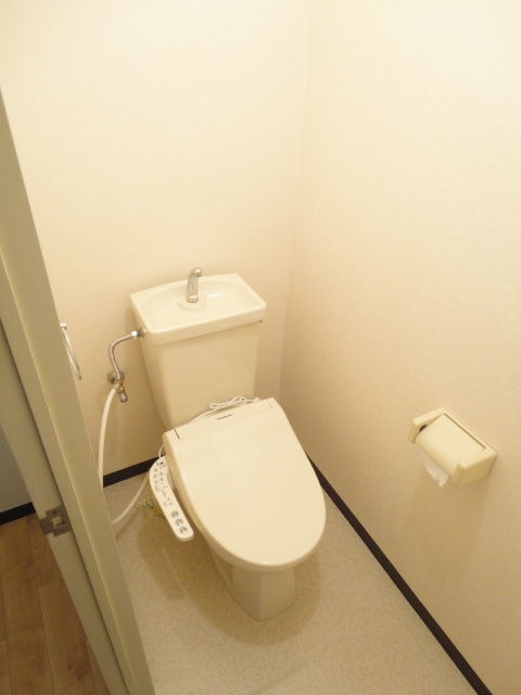 コンフォールハイムのトイレ|温水洗浄便座付き