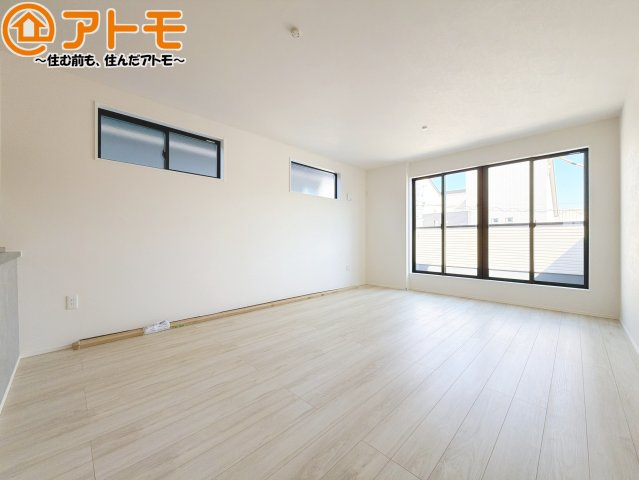 【居間・リビング】 | 駿河区寿町3期　新築戸建　2号棟 | 日当たりのよいリビングは、一年を通してぽかぽかとしています。家族が自然と集まる空間になりそうですね♪