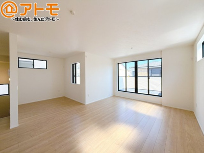 【居間・リビング】 | 駿河区寿町3期　新築戸建　1号棟 | 日当たりのよいリビングは、一年を通してぽかぽかとしています。家族が自然と集まる空間になりそうですね♪