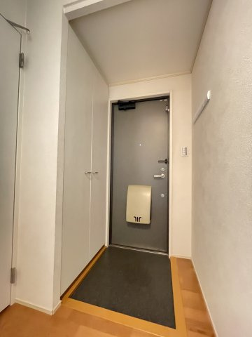 井上町アパートの玄関