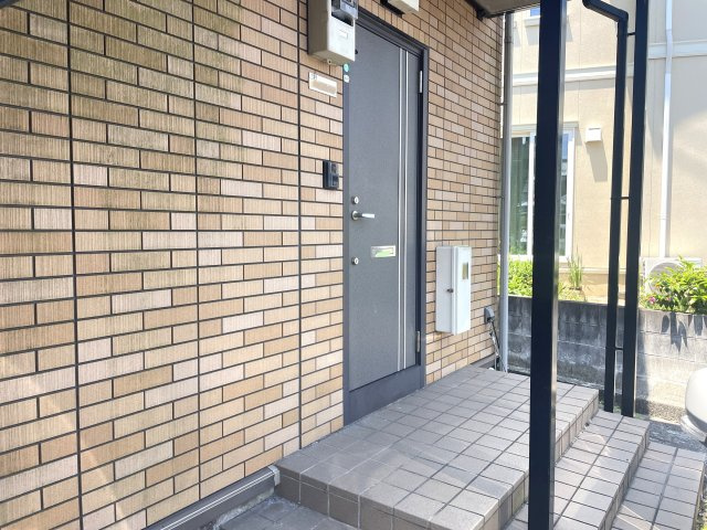 井上町アパートのエントランス