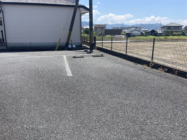 井上町アパートの駐車場