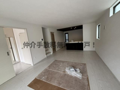 【居間・リビング】 | 神戸市垂水区桃山台1丁目　新築戸建1号棟　仲介手数料無料！ | こちらの居間で趣味の時間をお楽しみください