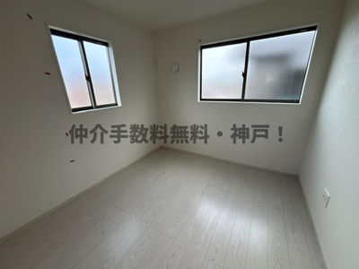 【洋室】 | 神戸市垂水区桃山台1丁目　新築戸建1号棟　仲介手数料無料！ | 明るい洋室です