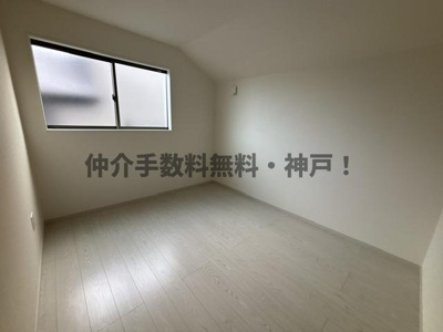 【洋室】 | 神戸市垂水区桃山台1丁目　新築戸建1号棟　仲介手数料無料！ | 落ち着いた色調の洋室です