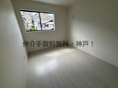 【洋室】 | 神戸市垂水区桃山台1丁目　新築戸建1号棟　仲介手数料無料！ | 個人の部屋や寝室として使える洋室です