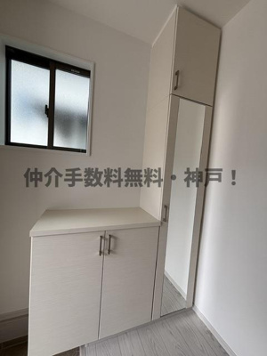 【玄関】 | 神戸市垂水区桃山台1丁目　新築戸建1号棟　仲介手数料無料！ | 収納もある玄関です