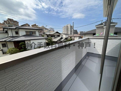 【バルコニー】 | 神戸市垂水区桃山台1丁目　新築戸建2号棟　仲介手数料無料！ | バルコニーからの眺めを楽しみながら食事をしませんか