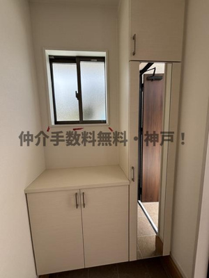 【玄関】 | 神戸市垂水区桃山台1丁目　新築戸建2号棟　仲介手数料無料！ | 収納もある玄関です