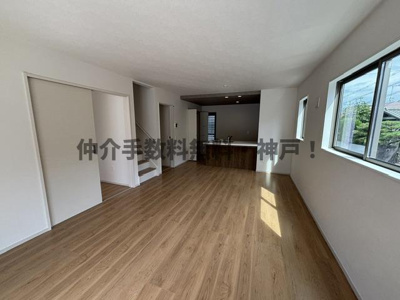 【居間・リビング】 | 神戸市垂水区桃山台1丁目　新築戸建2号棟　仲介手数料無料！ | ゆったり過ごせるリビングです