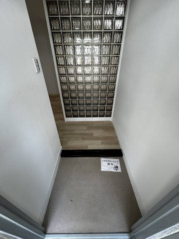 ウスヰマンションの玄関