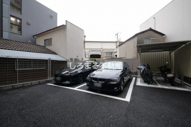 スプランディッド難波キャトルの駐車場