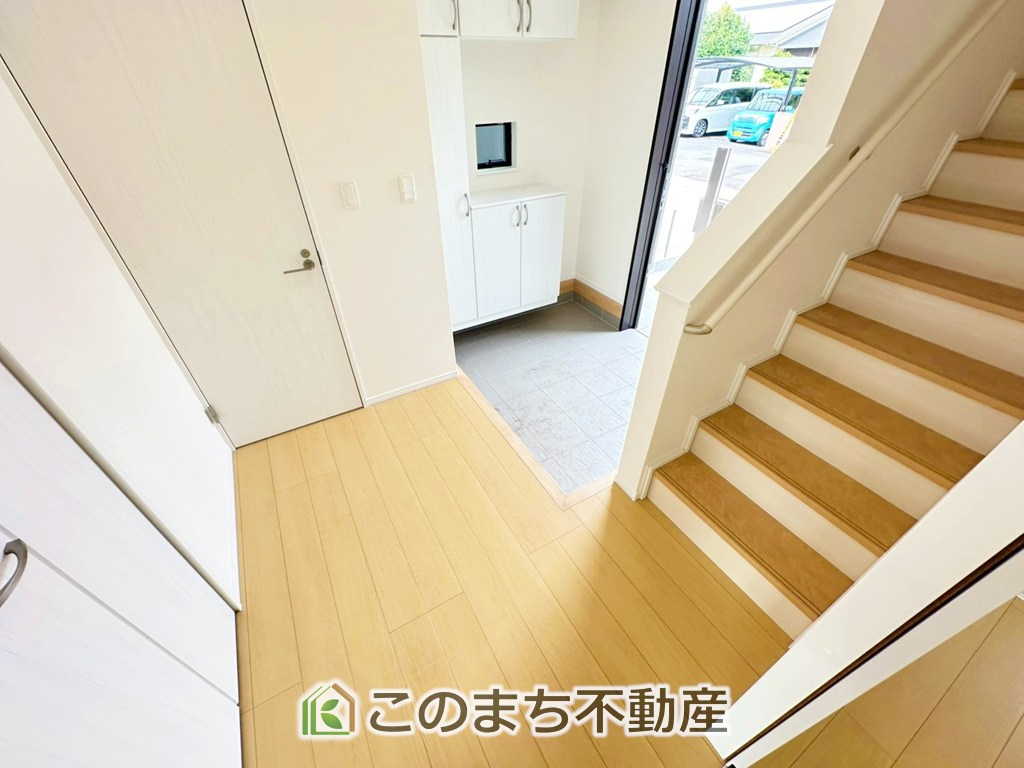 ハートフルタウン宇都宮市戸祭2丁目99番の玄関|玄関にはシューズボックスはもちろん、大きな荷物も収納出来る収納もございます♪
