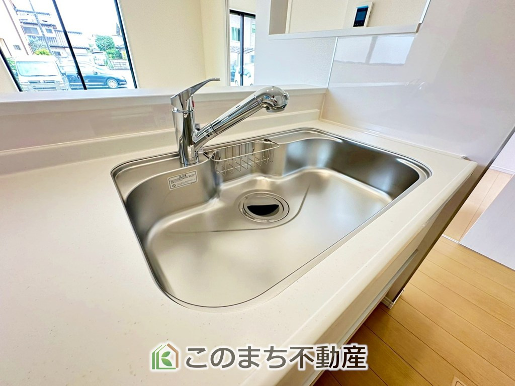 ハートフルタウン宇都宮市戸祭2丁目99番の設備|ビルトイン型浄水器を内蔵したキッチン水栓。お米を研いだり、野菜を洗ったりするときなど用途に応じてワンタッチで浄水に切り替えが可能です。カートリッジ式なので、フィルターを簡単に交換する事が出来ます。
