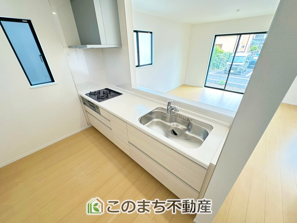 ハートフルタウン宇都宮市戸祭2丁目99番のキッチン|"お洒落なホワイト天板のペニンシュラキッチンを採用しております。
浄水器内蔵の水栓です♪"
