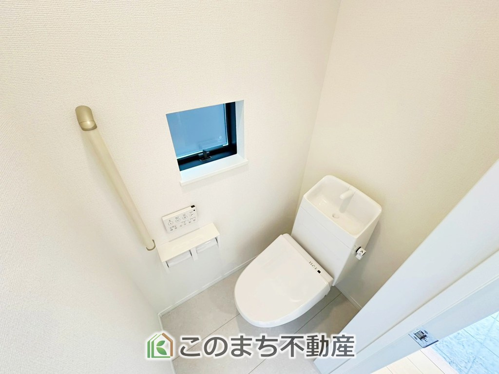 ハートフルタウン宇都宮市戸祭2丁目99番のトイレ|小窓から換気ができて清潔なトイレスペース☆温水洗浄便座搭載です！
