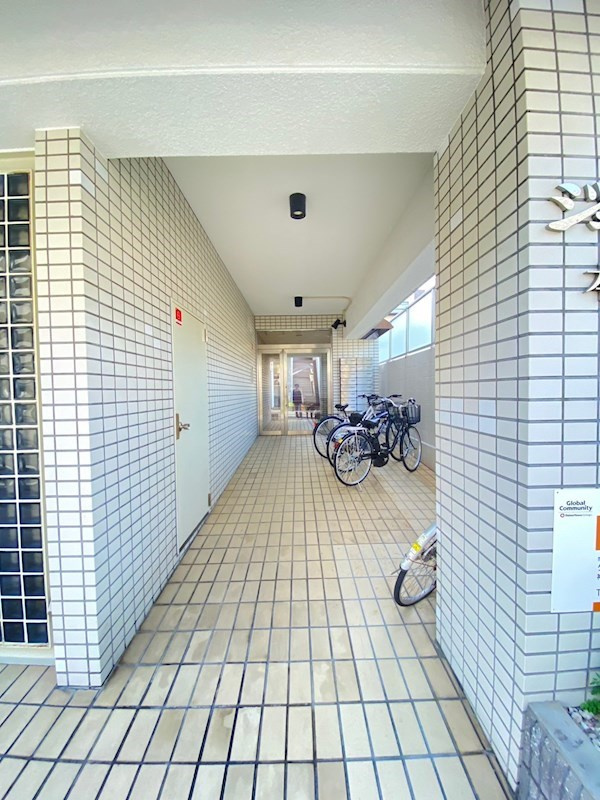 ジュネス本山のエントランス