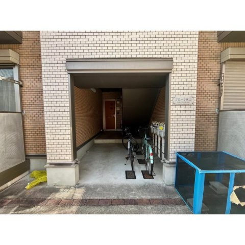 フローラ東山のエントランス