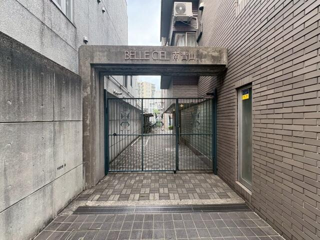 ベルセル南青山のエントランス