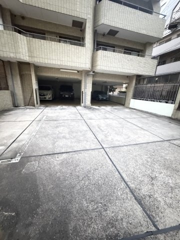 メゾン・エクレール元町の駐車場
