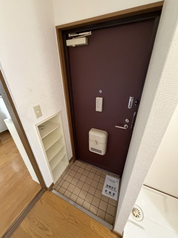 レジデンス香紀管理の玄関