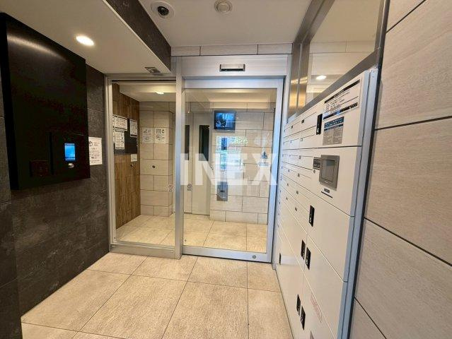 横浜市神奈川区青木町の賃貸マンションのエントランス
