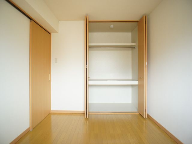 【寝室】 | Y&Mラ・フォーレ栄町C棟 | 充実収納付きの北側洋間です♪
