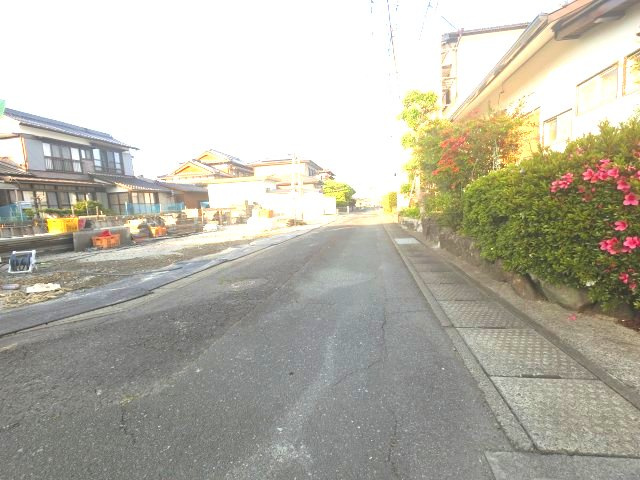 三養基郡上峰大字坊所11期 1号棟の前面道路含む現地写真
