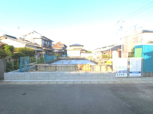 三養基郡上峰大字坊所11期 2号棟の前面道路含む現地写真