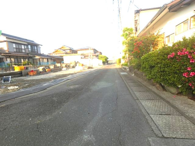 三養基郡上峰大字坊所11期 2号棟の前面道路含む現地写真